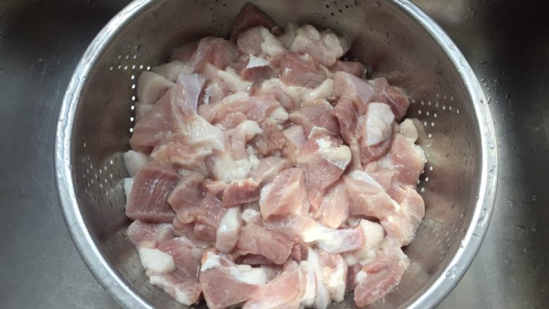 油豆腐塞肉,腿肉切小块洗干净控干水份。