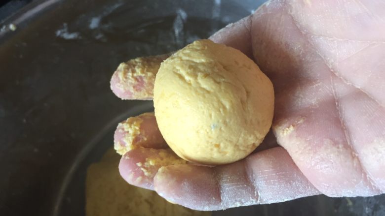 酥脆香糯的南瓜饼,取25克一个的小剂子，刚开始有点粘手，不过，手洗干净，擦干，就会好很多；