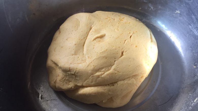 酥脆香糯的南瓜饼,揉成光滑的面团；醒10分钟；