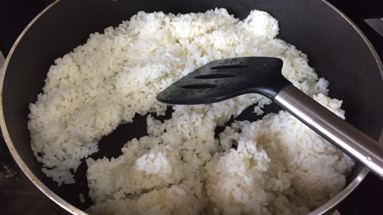 波点蛋包饭,首先，炒米饭；热锅，放入米饭；