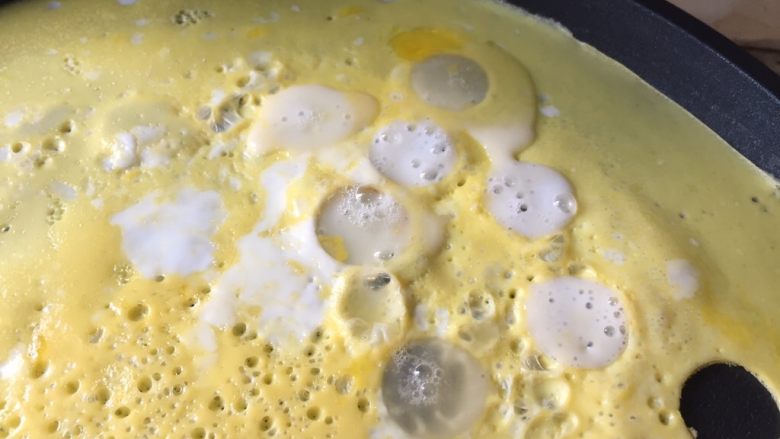 波点蛋包饭,然后，把蛋清，用个小勺子，铺在圆空中；