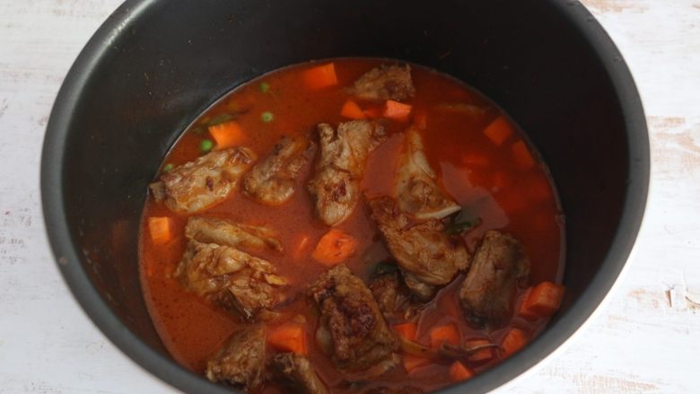酱香排骨焖饭,将排骨连同汤汁一起倒入电饭锅中。注意排骨汤汁的量就是平时挣米饭加水的量。