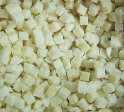 土豆闷米饭,土豆切成丁最后就可以吃上自己亲自做的土豆闷米饭啦！