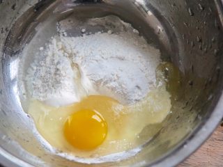 韭菜鸡蛋煎饼,准备好干净的盆，放入面粉和鸡蛋，搅拌均匀