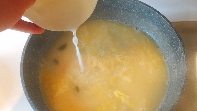 赶走亚健康——上汤娃娃菜,剩下锅内的汤汁加入少许水淀粉勾芡，烧开；

PS：此时可稍微尝一下汤的咸淡，适当放盐，因为鸭蛋本身是咸的，所以盐可以少放；