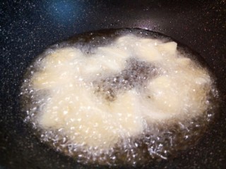 家常地三鲜,切好的土豆块用厨房纸巾吸干水分，下油锅炸（油温可以用一小块土豆试一下，土豆放下去它周围会冒泡就可以了），