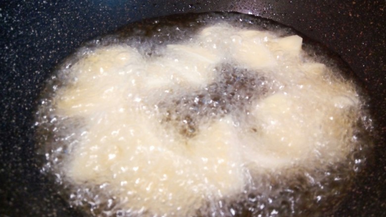 家常地三鲜,切好的土豆块用厨房纸巾吸干水分，下油锅炸（油温可以用一小块土豆试一下，土豆放下去它周围会冒泡就可以了），