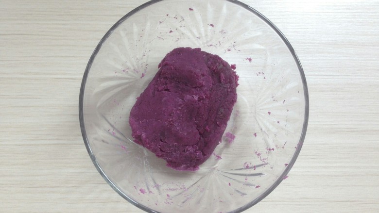 紫薯松糕,紫薯切片隔<a style='color:red;display:inline-block;' href='/shicai/ 156925'>水</a>蒸熟，用汤匙压成泥。