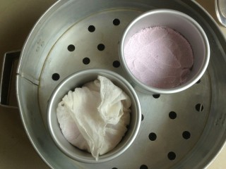 紫薯松糕,（同时我也尝试了用纱布垫着，但效果没有那么好）将模具放入到蒸笼里。