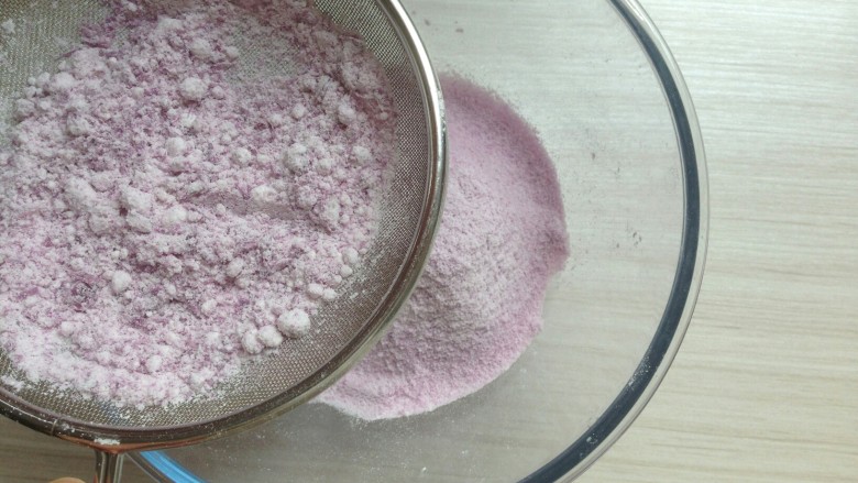 紫薯松糕,用筛网过筛一次，要选择网眼比较大一点的筛网，我使用的是豆浆机过滤网。