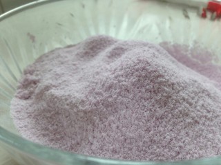 紫薯松糕,过筛好的糕粉，有着梦幻般的紫色，非常好看。