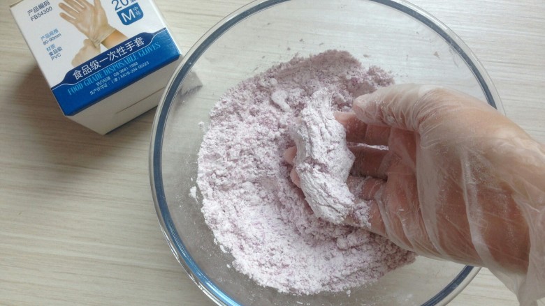 紫薯松糕,用手搓均匀，再逐少量添加水。由于紫薯含水量不同，配方里的水量仅供参考，搓到可以用手抓一把能成团，但轻压一下会成颗粒状。