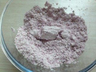 紫薯松糕,就是这个状态，盖上保鲜膜，静置20分钟，让它更好的吸收水分。