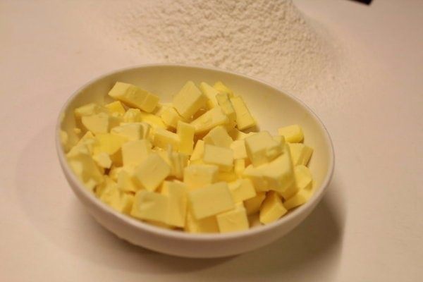 派皮自己动手做,奶油切小丁，放冰箱冷藏20分钟以上。