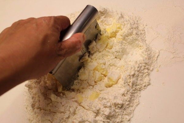 派皮自己动手做,将冰好的奶油块放入面粉，用切面刀将奶油切成细小粒，跟面粉均匀混合。尽量不要用手去碰奶油，以免体温将奶油融化。