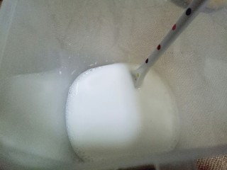 自制酸奶,加入一袋牛奶，搅拌均匀，使糖融化。