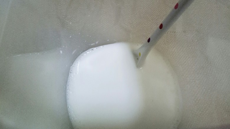 自制酸奶,加入一袋牛奶，搅拌均匀，使糖融化。