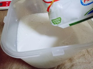 自制酸奶,把剩余的3袋牛奶全部加入酸奶盒中。