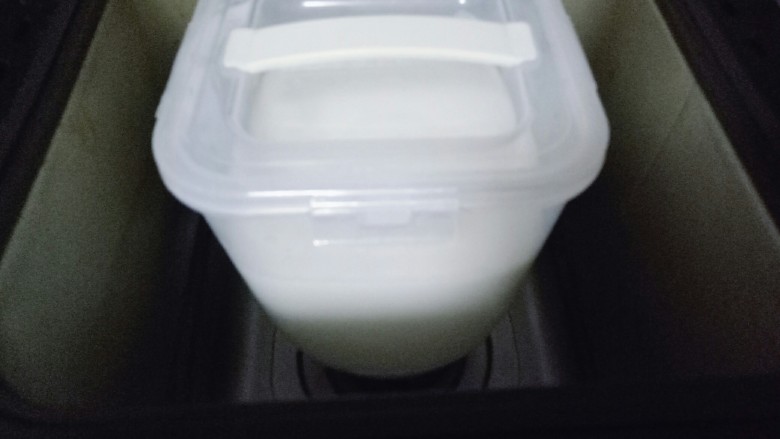 自制酸奶,盖上盖子放入面包机中。