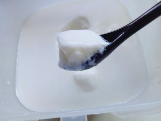 自制酸奶,早上起来酸奶好啦！这时候不建议吃，因为口感不好。