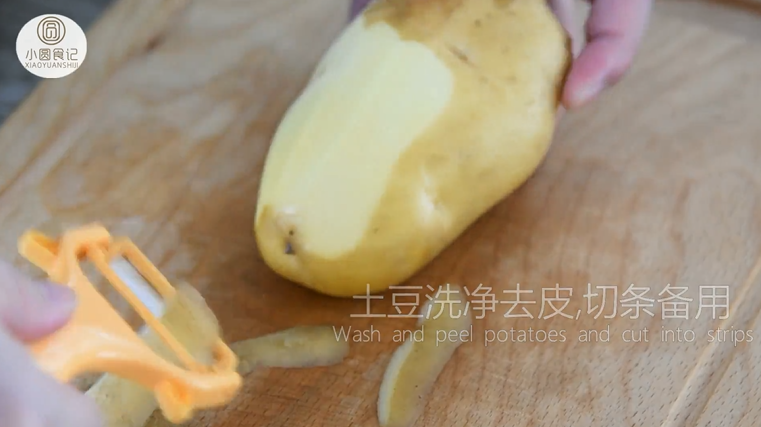 干煸土豆条——超级快手版问世,土豆洗净去皮，切条备用