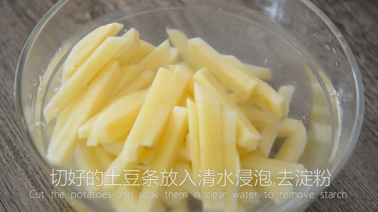 干煸土豆条——超级快手版问世,切好的土豆条放入清水中泡去淀粉