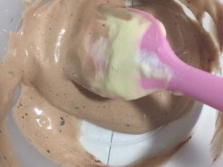 手绘童趣脚印蛋糕,用勺子舀出部分的面煳，加入部分可可粉，搅拌成手绘脚印的面糊