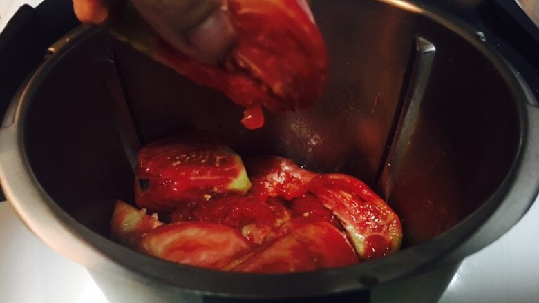 番茄酱,倒入小美主锅。