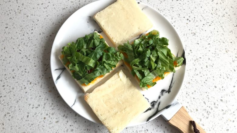 枫糖南瓜三明治,另2片抹上软化的黄油。