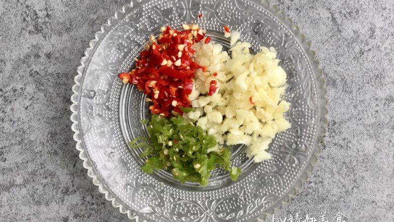 凉拌土豆片,青红椒和蒜瓣切碎（图中的红色小米椒偏辣，不能吃辣的放甜椒代替）