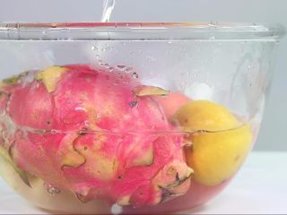 水果酵素,用开水把水果漂洗2次