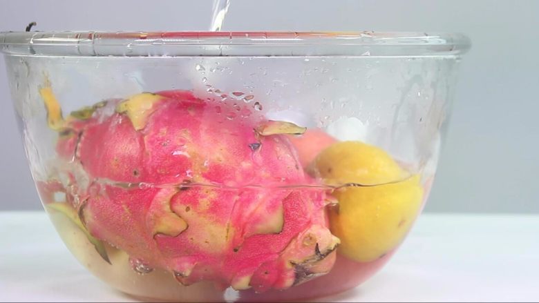 水果酵素,用开水把水果漂洗2次