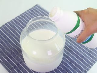 酸奶水果杯,一小罐酸奶作为酸奶引子，倒入牛奶中，搅拌均匀。（酸奶和牛奶的比例为1:4）