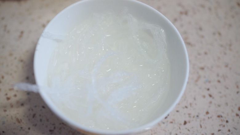 温州杏仁腐做法,2、	用200g水泡软备用，泡软会变成透明的好像粉丝一样的