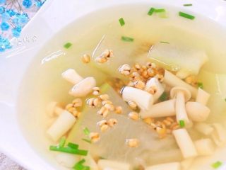 海鲜菇冬瓜薏米汤,这一碗也是美容圣品，妈妈们别忘了多喝一碗，喝了舒坦~~