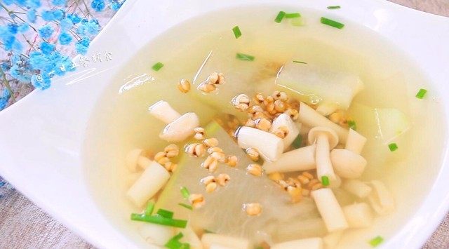 海鲜菇冬瓜薏米汤,这一碗也是美容圣品，妈妈们别忘了多喝一碗，喝了舒坦~~