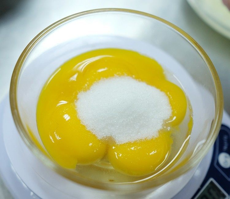 黑米戚风,准备好所有材料，蛋黄（2个）＋细砂糖（25克）用蛋抽搅拌至糖溶化