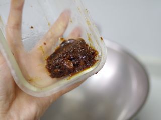 酱烧鲤鱼,平常可以炒好一盒备用，经常用的到的。