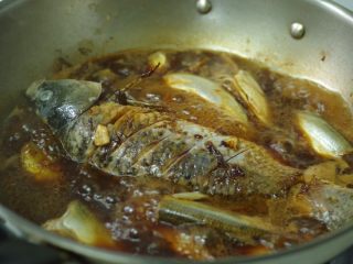 酱烧鲤鱼,烧开后转小火炖20分钟，撒盐，再大火收汁
