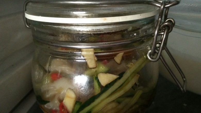 低卡凉菜-魔芋青瓜丝,放入冰箱冷藏2个小时