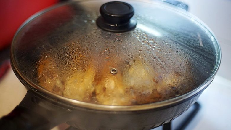家常豉油鸡.先煎后煮版,再加上150克清水，加盖中小火煮上15-20分钟，时间可看鸡的大小调整。煮的过程中每4-5分钟就翻动一下，让鸡均匀着色和入味。如果想让鸡更