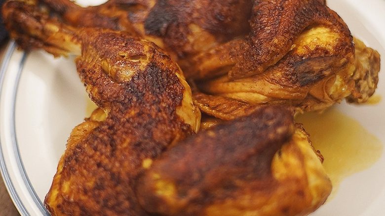 家常豉油鸡.先煎后煮版,捞出来的鸡是这样的，像烤鸡一样漂亮。如果鸡皮不煎，那应该就是你在茶餐厅吃到的油鸡的那种滑嫩油亮的酱油色。