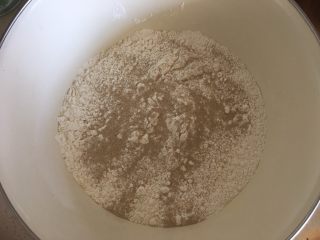 枣馒头,酵母撒入面粉内混合均匀