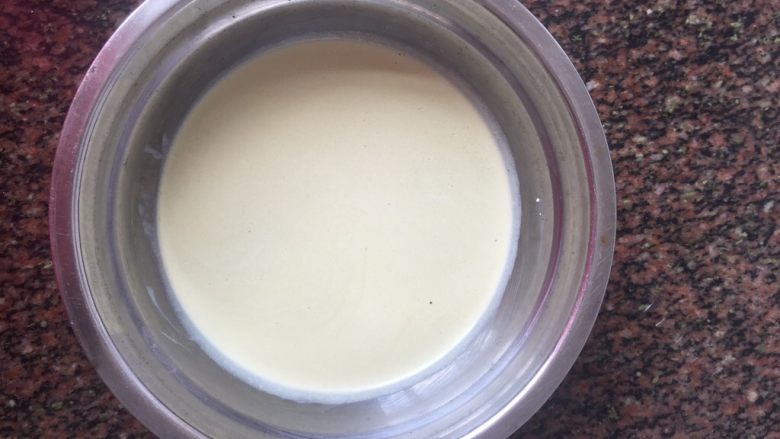 抹茶椰蓉豆沙糯米糍,把粉类和牛奶混合物混合在一起搅拌到没有干粉！