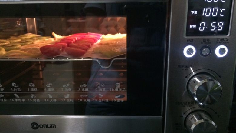 风味果干,烤箱预热10分钟，上下火100度，中层，时间60分钟。