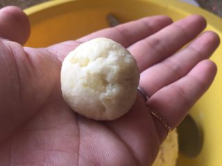 让你欲罢不能的欢乐土豆球,取小剂子，分别揉成一个小球的形状；