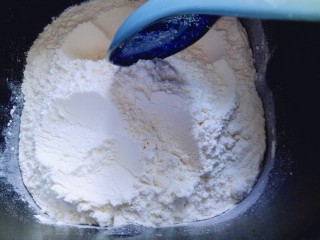 蜜豆小面包,再用旁边的面粉把酵母粉盖起来。