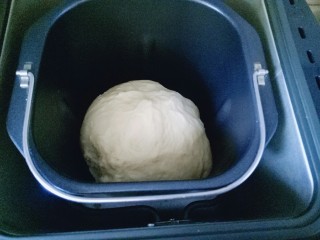 蜜豆小面包,面团光滑有手套膜。可以进行第一次发酵。