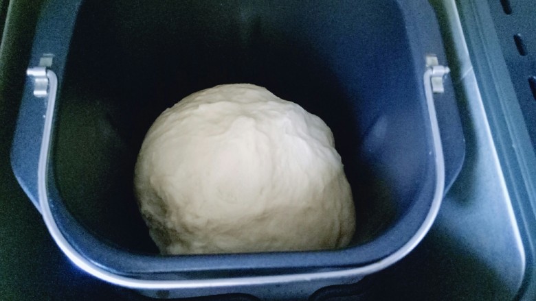 蜜豆小面包,面团光滑有手套膜。可以进行第一次发酵。