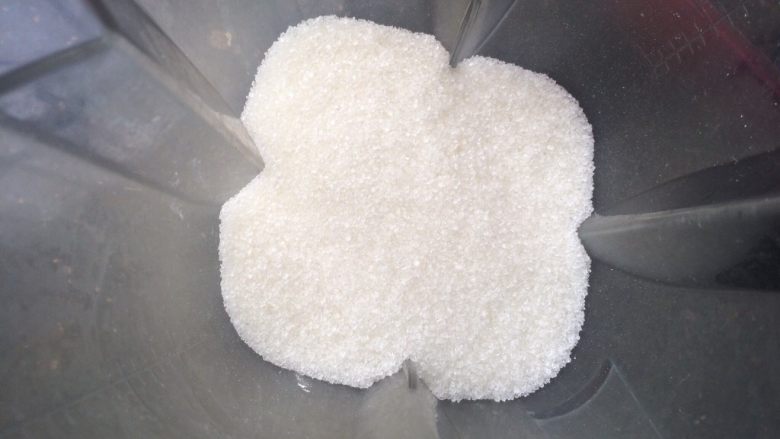 自制糖粉,再把粗白砂糖倒入。